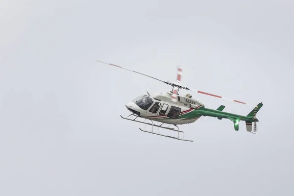 Liten passagerare helikopter under flygning — Stockfoto