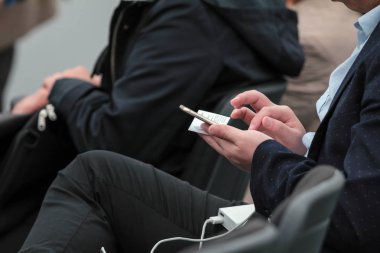 İşadamı masada Smartphone ile çalışma