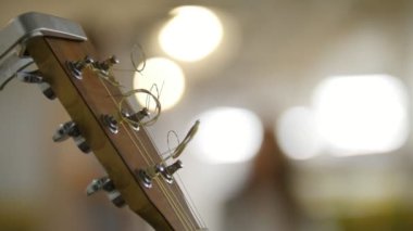 Saundboard akustik gitar - enstrüman sahnede