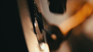 Gece kulübü - müzisyen gitarist blues akustik gitar çalar, son derece yakın çekim