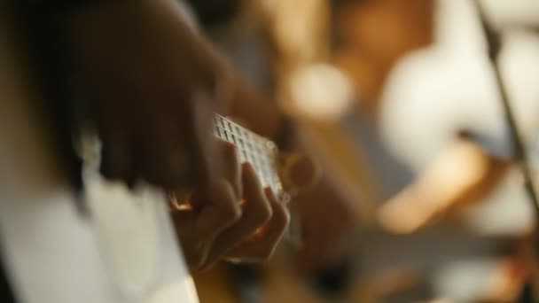 Artistas de rock tocando la guitarra acústica en concierto — Vídeo de stock