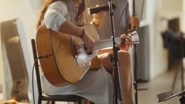 Frau mit Gitarre auf der Bühne im Loft — Stockvideo