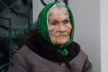 Kazan, Rusya - 5 Eylül 2017: Yaşlı büyükannesi kusur Ortodoks Kilisesi yakınındaki vizyonu ile