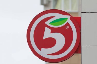 Kazan, Rusya - 5 Eylül 2017: logo iz popüler Rus perakende şirketi - pyatiorochka - 5