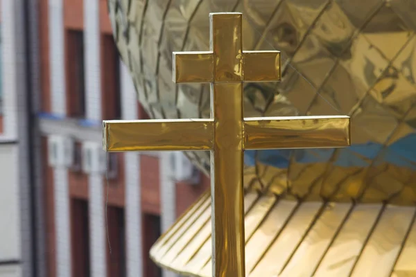 Золотий православний хрест на куполі церкви — стокове фото