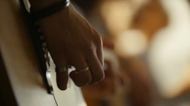 Mans kezében close up - gitáros játszik blues gitár, rendkívül közelről — Stock videók