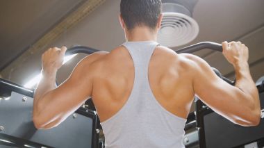 Spor salonunda vücut geliştirmeci için geri çekme gerçekleştirir - yakın çekim