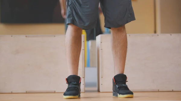 Hombre deportista en zapatillas de deporte - en el gimnasio — Foto de Stock