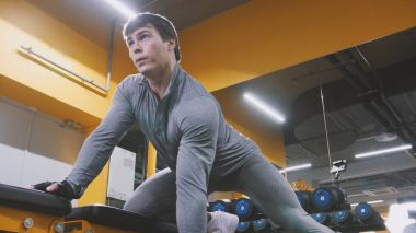 Genç kaslı adam atlet halter kaldırma