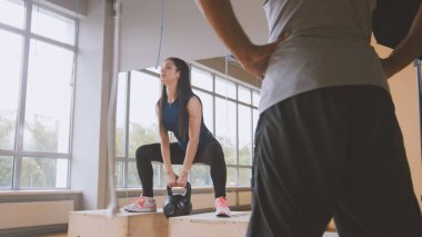 Tartmak içinde jimnastik salonu ile ağız kavgası yaparken çalışan kadın