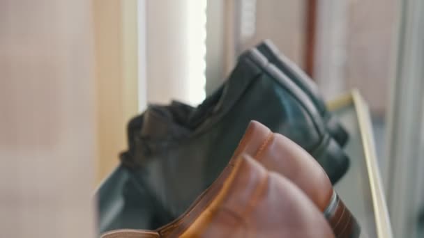 Gedraaide plank met schoenen - moderne meubels — Stockvideo