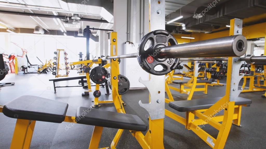 Interior del gimnasio moderno - color amarillo — Foto de stock