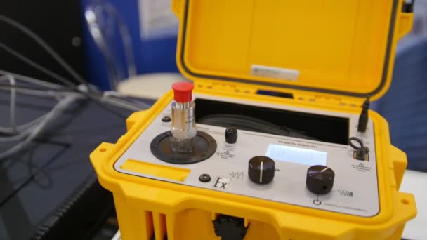 Промышленное оборудование на технологической выставке - стенд для калибровки шейкера взрывозащищенный портативный — стоковое видео