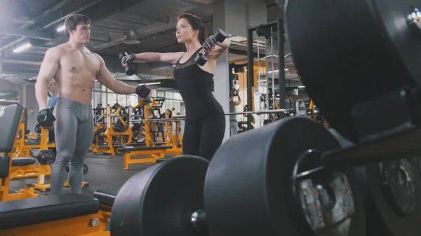 Sportlerin beim Hantelheben im Fitnessstudio - hautnah — Stockfoto