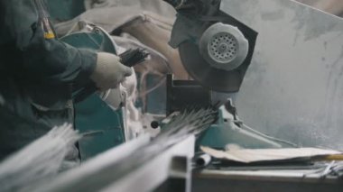 Üretim kompozit fiberglas takviye - işçi kesim teller ve üretim devam ediyor