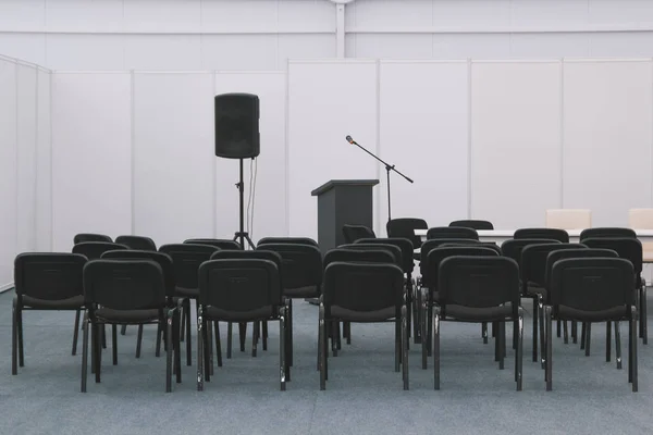 Багато стільців у конференц-залі — стокове фото