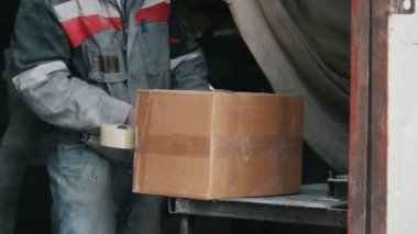Endüstriyel bir depoda ambarı işçilerin yukarı ambalaj kutusu