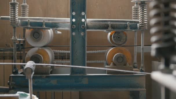 Производство композитной арматуры - вращающийся механизм машин для химической промышленности — стоковое видео