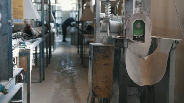 Barras de fibra de vidrio de corte - fabricación de refuerzo compuesto, industria para la construcción — Vídeo de stock