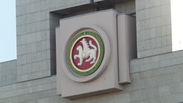 Witte balken - symbool van republiek Tatarije - embleem op de regering gebouw — Stockvideo