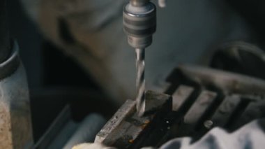 Metal işleme - matkap atölye demir öğesinde sondaj