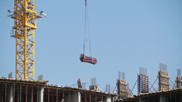 Stavební jeřáb zvedá loadconstruction webu - moderní bydlení, budova — Stock video