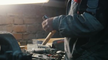 Endüstriyel marangoz işçi tozlu vintage atölyede, yakın çekim