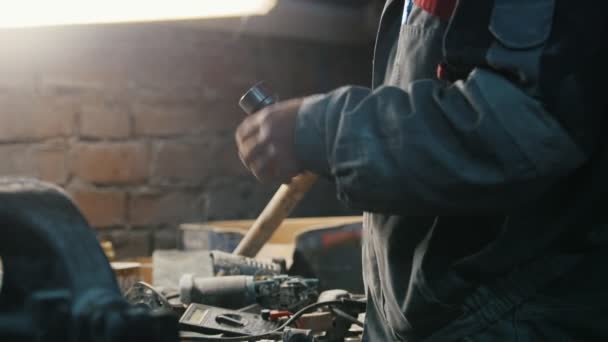 Ouvrier charpentier industriel dans un atelier vintage poussiéreux, gros plan 