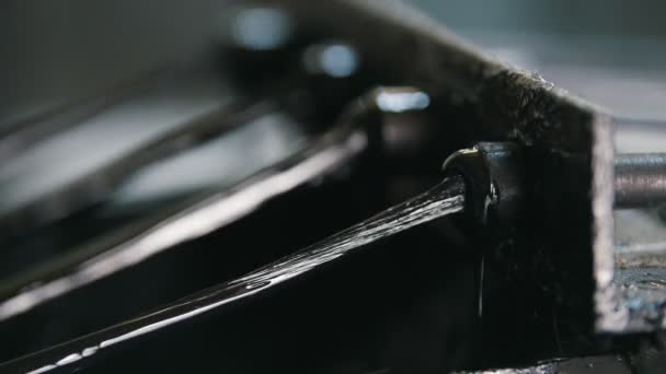 Производство арматуры из стекловолокна - проволока проходит через машинное масло - экстремально близко — стоковое видео