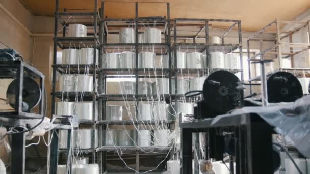 La machine broie le verre pour les tiges de renfort en fibre de verre de production — Video