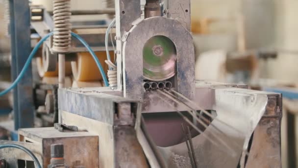 Industrie voor bouw - produceren van glasvezel staven - composiet versterking — Stockvideo
