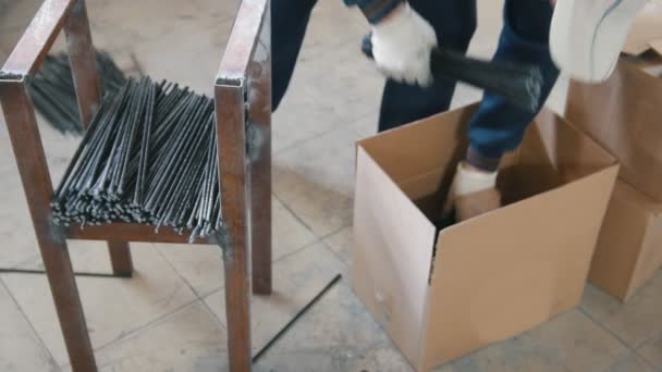 Grânulos de fibra de vidro - produção de pacotes de trabalhadores em caixa no armazém — Vídeo de Stock