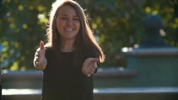 Mãe brinca com criança no parque de verão ao pôr-do-sol - câmera lenta — Vídeo de Stock