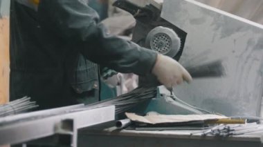 Üretim kompozit fiberglas takviye - işçi kesim teller ve üretim devam ediyor