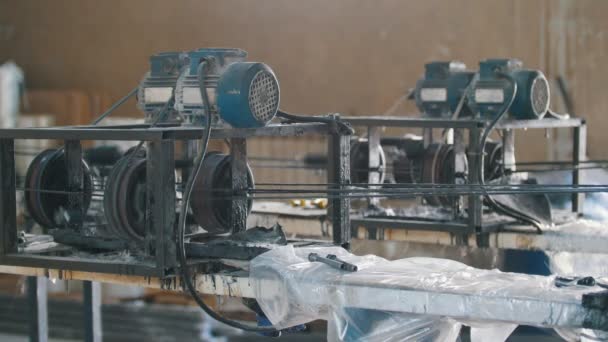 ガラス繊維強化複合 - 棒の回転の電気エンジン工場 — ストック動画