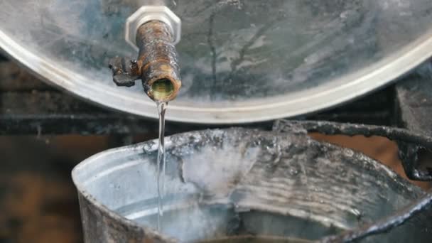 Nalévání motorového oleje nebo chemické kapaliny do starých poškrábaných kbelík — Stock video