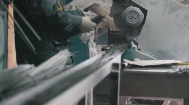 Üretim kompozit fiberglas takviye - işçi kesim teller ve üretim devam ediyor