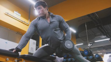 Genç kaslı adam atlet halter kaldırma