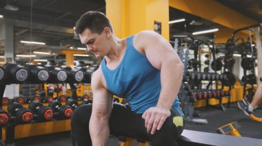 Halter salonunda - kaslı sporcu eğitim pazı dumbbells ile için gerçekleştirir