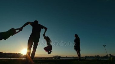 Gün batımı siluet - mutlu aile babası çalış çocuklarla, ağır çekim