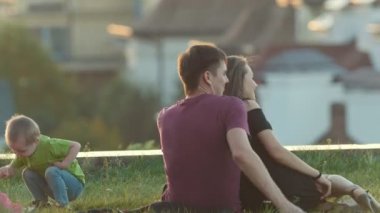 Güneşli akşam parkta çocuklu genç aile