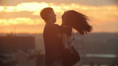 Çift Romancing yavaş gün batımında sevgi dolu