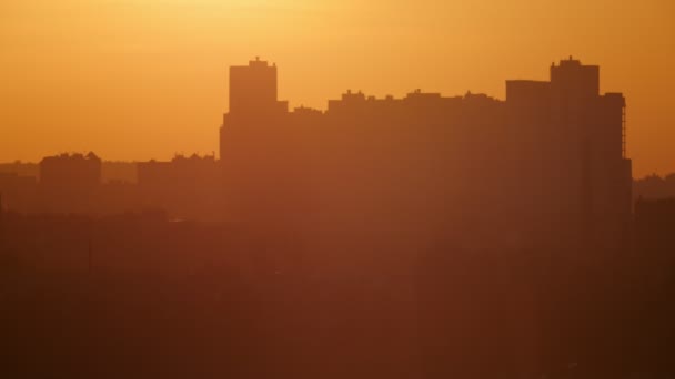 Sunrise pohled na město stínů - bytovými jednotkami — Stock video