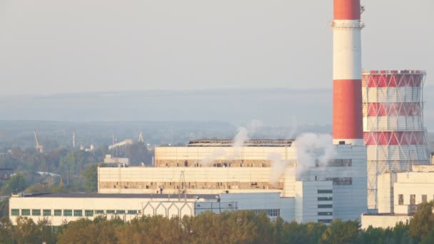 Centrale thermique le matin - infrastructure énergétique de la ville — Video