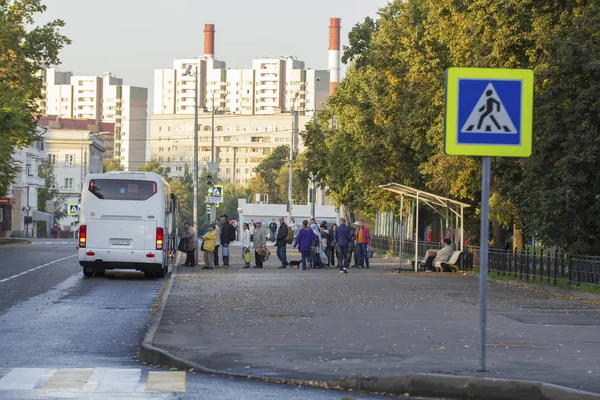 Kasan, russland - 19. September 2017: Rentner stehen an einer Bushaltestelle Schlange, um zum Landhaus zu gelangen — Stockfoto