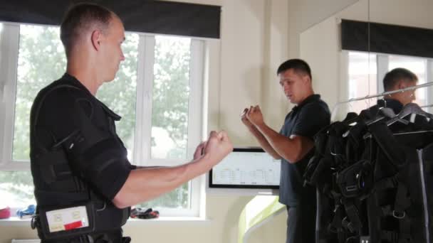 EMS szkolenia - fitness instruktor działa z sportowca na sobie kombinezon ems - praca dla broni — Wideo stockowe