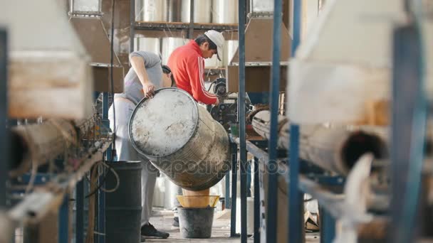 Kazan, Rusland-14 september 2017 - Plant van productie glasvezel versterking staven - werknemers voegt motorolie industrie proces — Stockvideo