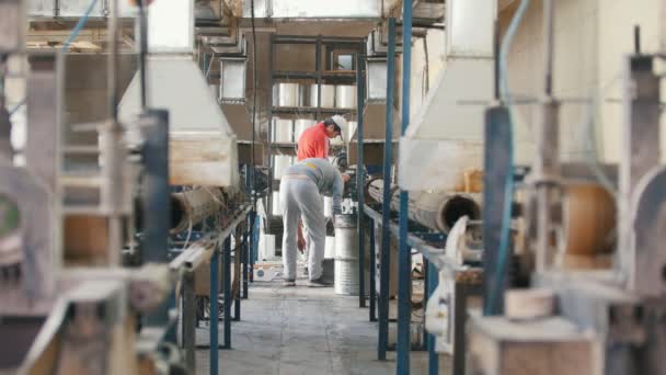 Καζάν, Ρωσία -14 Σεπτεμβρίου 2017 - μονάδα παραγωγής fiberglass ενίσχυση ράβδοι - εργαζομένων στη βιομηχανία διαδικασία — Αρχείο Βίντεο