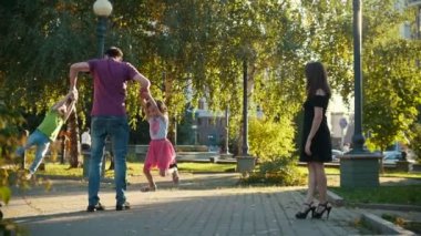 Yaz park, çocuklarla oynarken babası ağır çekim