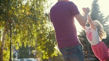 Mutlu baba ve yaz park - yavaş hareket oynayan kız